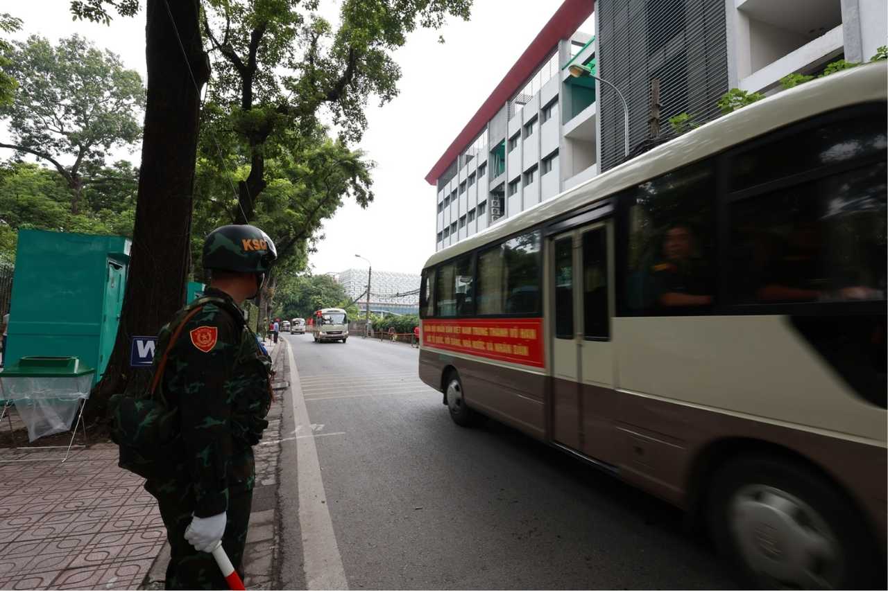 15h nhung doan xe cho luc luong duyet binh bat dau tap ket phia dau Hung Vuong - Phan Dinh Phung. Anh: Hai Nguyen 