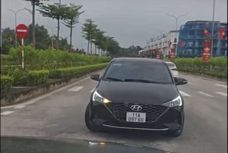 Many vehicles moved in opposite directions, violating the law on Vo Nguyen Giap Street. Photo: Dam Dien.