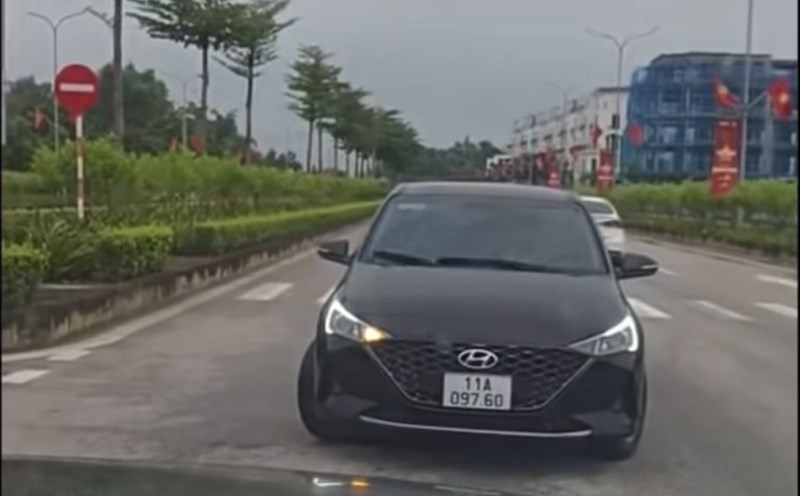 Many vehicles moved in opposite directions, violating the law on Vo Nguyen Giap Street. Photo: Dam Dien.