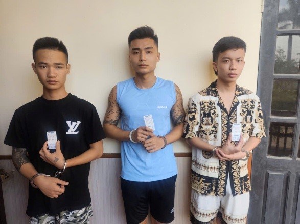 Phát hiện nhóm nam nữ dùng ketamine trong quán karaoke ở Hưng Yên