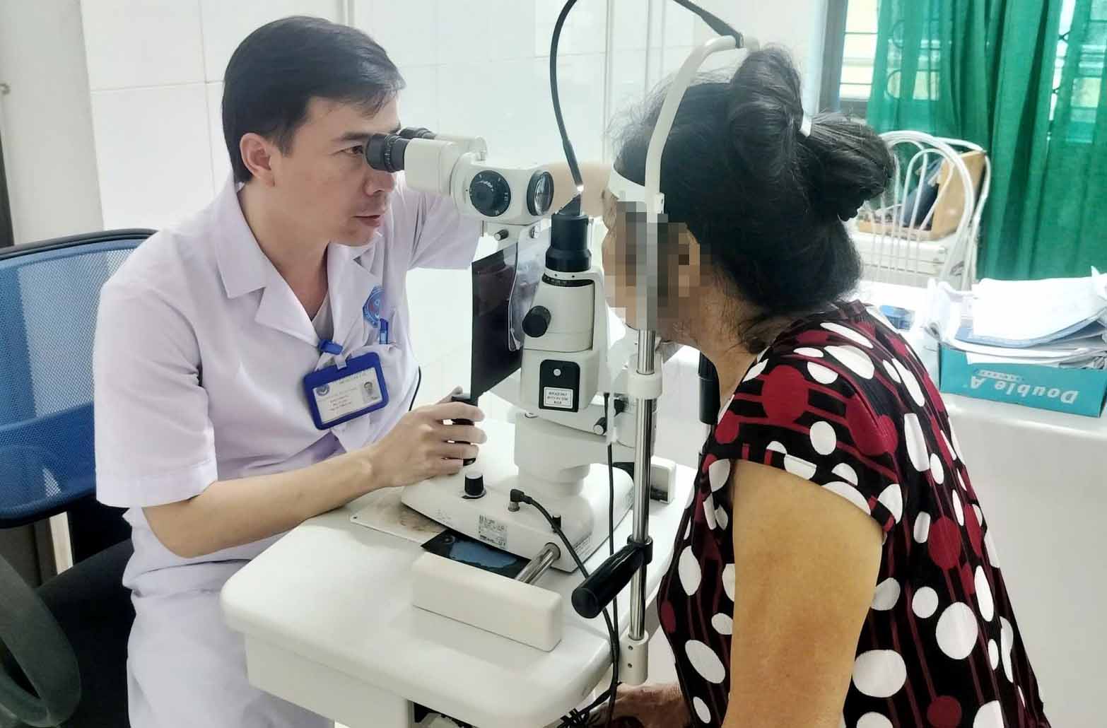 The doctor examined Ms. L's eyes after she used wine to soak the na seeds to treat the pimples. Photo: Nhat Thang.