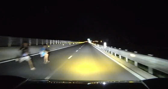 Hình ảnh được camera ghi lại 2 người lao ra giữa đường tại cao tốc Vạn Ninh - Cam Lộ. Ảnh: Xuân Hải