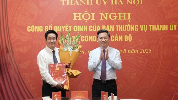 Head of the Organizing Committee of the City Party Committee Ha Minh Hai presented the decision of the Thanh Xuan Ward Party Committee Secretary to Mr. Nguyen Huy Cuong. Photo: Hong Thai