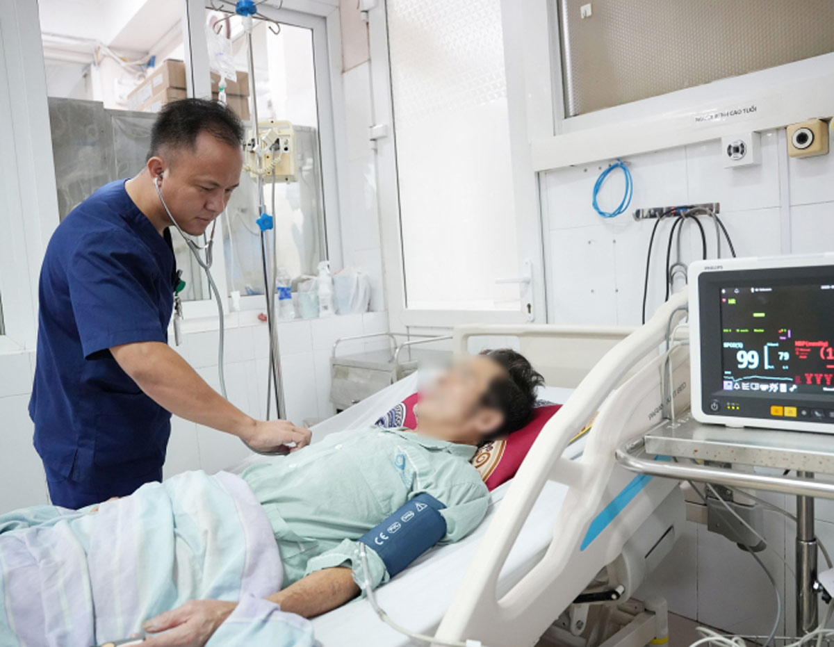 Visit patients with septic shock, sepsis, pneumonia, and meningitis due to streptococcal infection. Photo: Bai Chay Hospital (Quang Ninh)