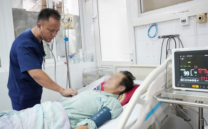 Visit patients with septic shock, sepsis, pneumonia, and meningitis due to streptococcal infection. Photo: Bai Chay Hospital (Quang Ninh)