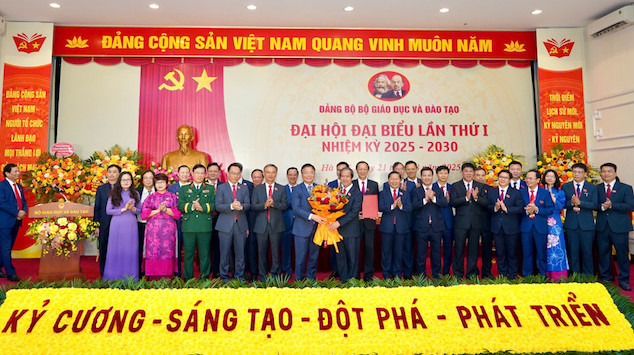 Pho Thu tuong Le Thanh Long chuc mung Ban chap hanh Dang bo Bo GDDT nhiem ky 2025-2030. Anh: MOET 