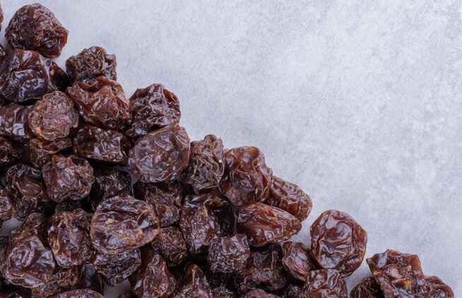 Eating dried plums helps improve constipation, good for the heart. Photo: Thuy Duong