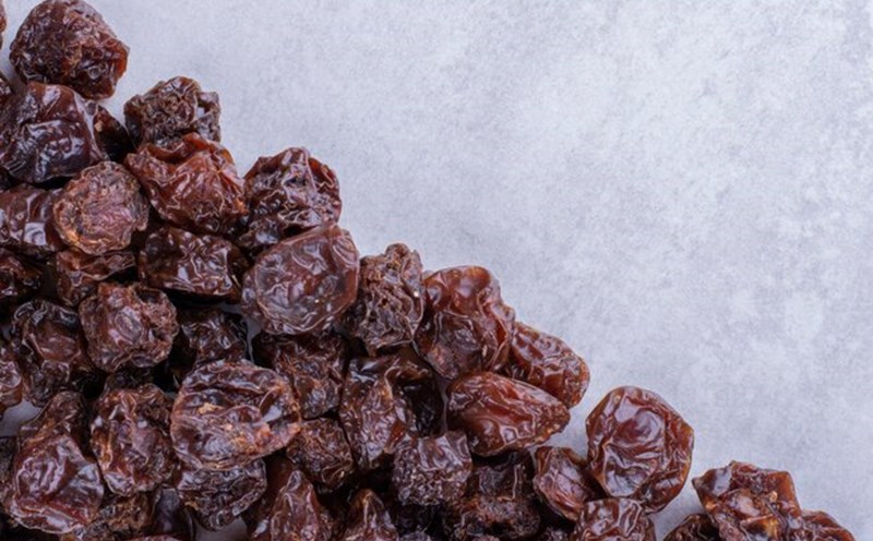 Eating dried plums helps improve constipation, good for the heart. Photo: Thuy Duong
