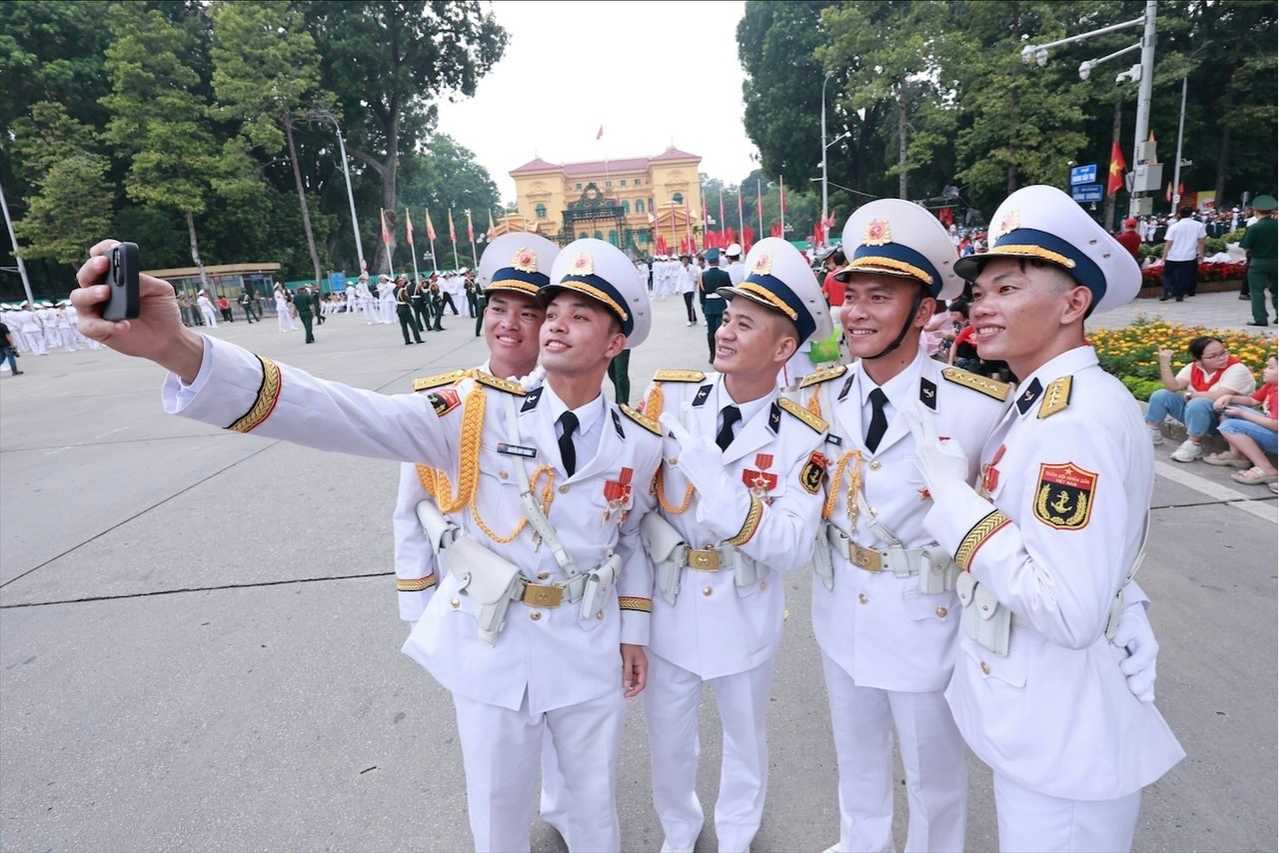 Cac chien si thuoc khoi sy quan Hai Quan chup buc hinh luu niem truoc cong Phu Chu tich. Anh: Hai Nguyen 