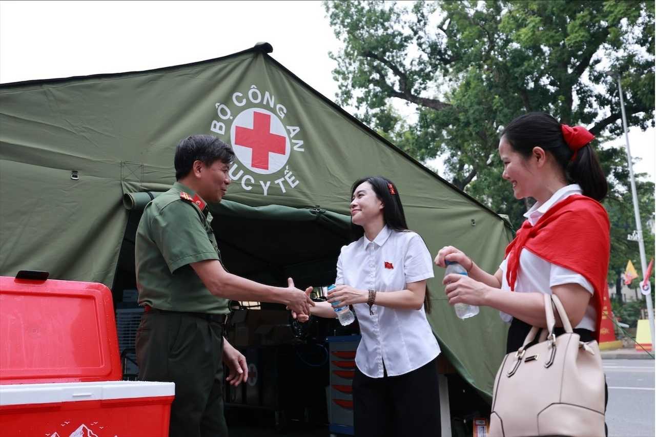 Trung ta Nguyen Van Tuyen (Benh vien 198 Bo Cong an) cap phat nuoc mien phi cho nguoi dan den xem buoi hop luyen chieu 21.8. Anh: Hai Nguyen  Ban to chuc da bo tri 4 dia diem cham soc y te va phuc vu nuoc cho can bo chien si va nhan dan tai quang trng Ba Dinh. Anh: Hai Nguyen 