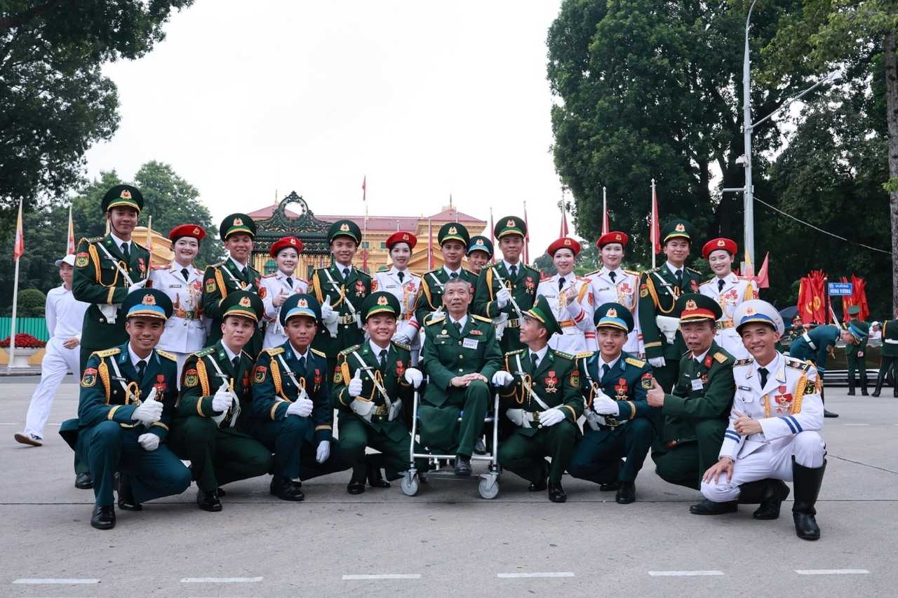 Chien si thuoc cac khoi khac nhau chup anh cung thuong binh Vuong Van Thang (Ha Noi). Anh: Hai Nguyen