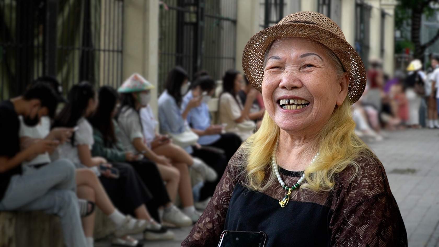 De nombreux personnes agees affluent egalement au stade Quan Ngua en attendant de reviser l'entraînement A80 tot