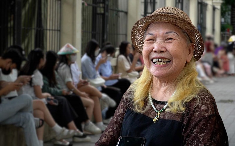 Many elderly people also flock to Quan Ngua Stadium to wait for the A80 training session early