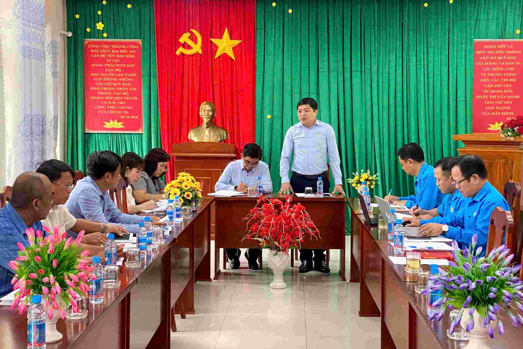 Buoi lam viec giua LDLD TPHCM va Dang uy xa Thanh An. Anh: Cong doan cung cap