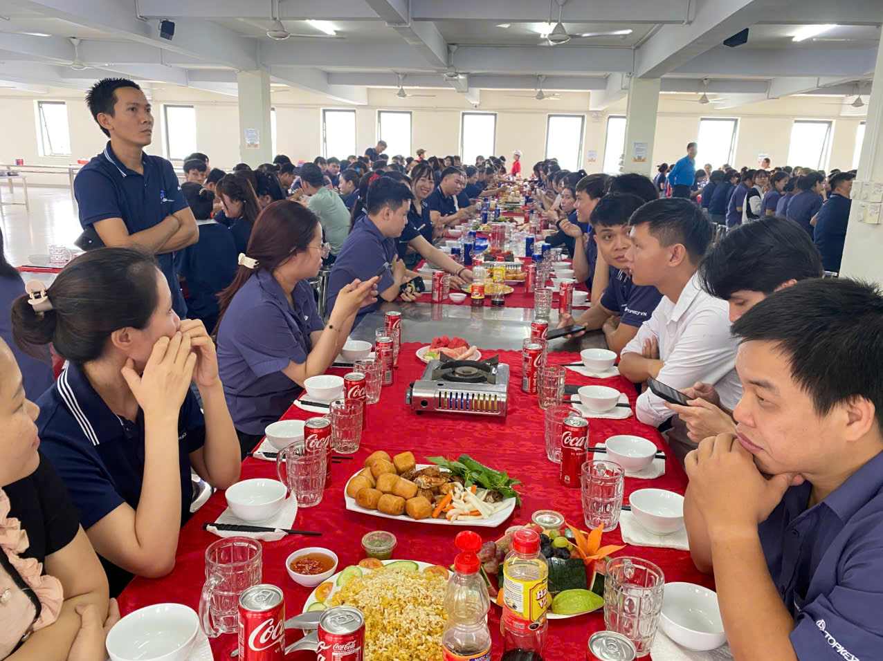 Bua com am ap voi thuc an ngon. Anh: Cong doan cung cap