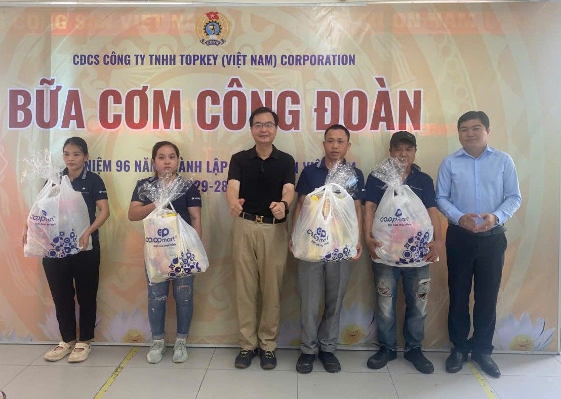 Lanh dao doanh nghiep va lanh dao LDLD TPHCM trao qua cho cong nhan lao dong kho khan. Anh: Cong doan cung cap