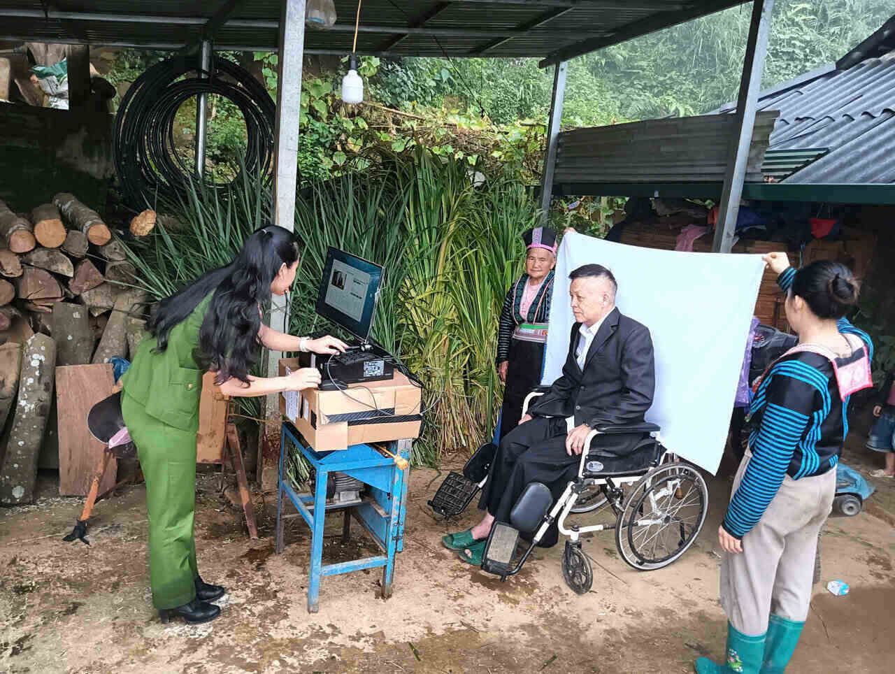 Son La省警察は最大限の人員を動員し、高地、国境地域の各家庭に派遣し、デジタルプラットフォーム上で党員カードの発行と交換の書類を受け取りました。写真:Cao Thien