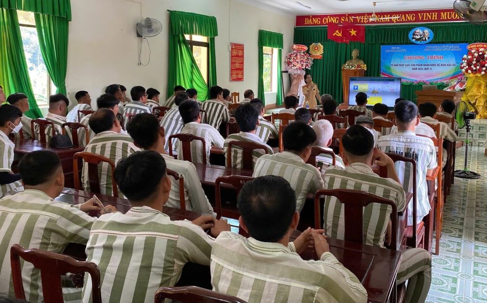 The Traffic Police Department of Ho Chi Minh City Police disseminated traffic safety laws to more than 300 prisoners who were proposed for amnesty on September 2. Photo: Police
