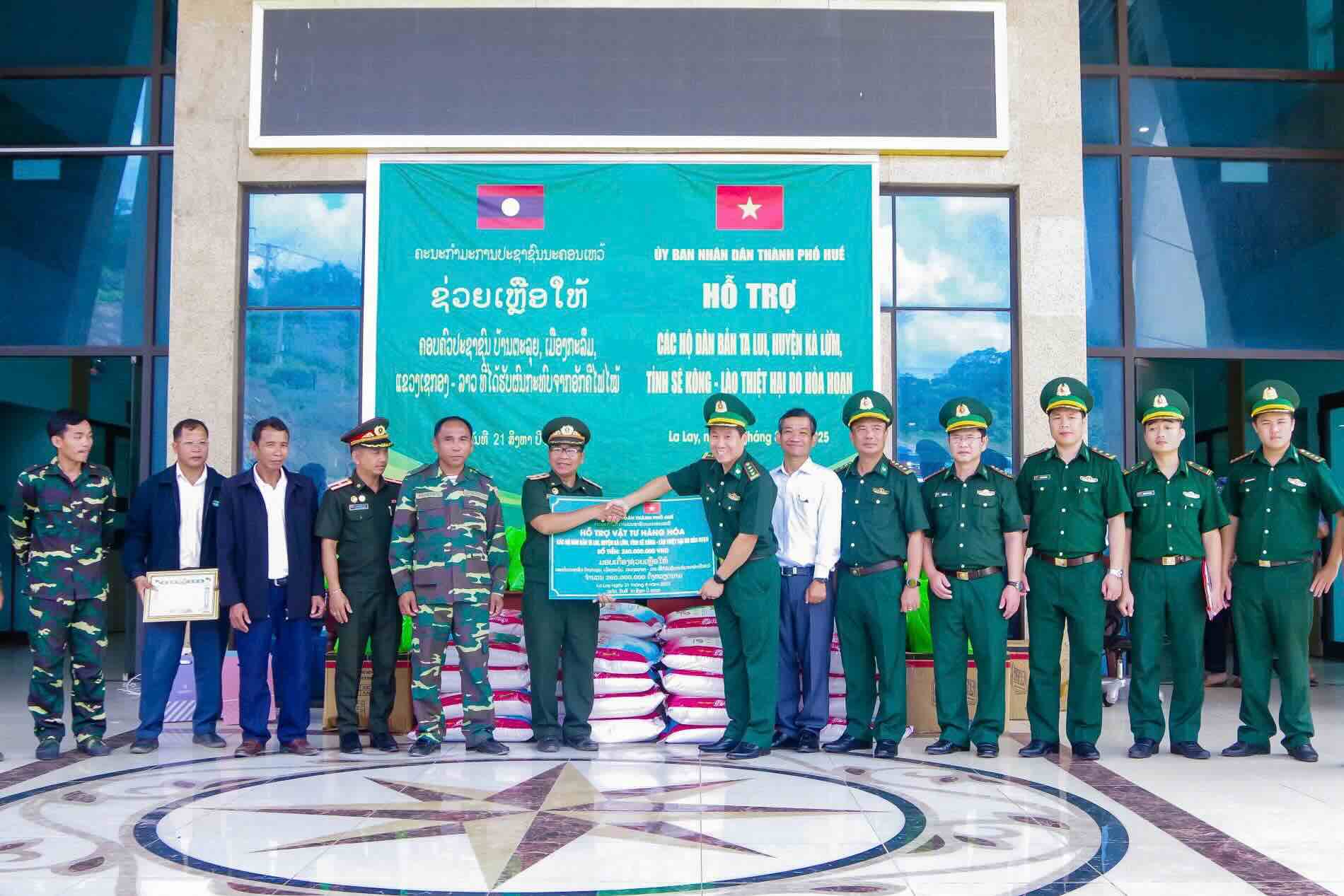 Entrega de apoyo a los hogares de la aldea de Ta Lui. Foto: Vo Tien.