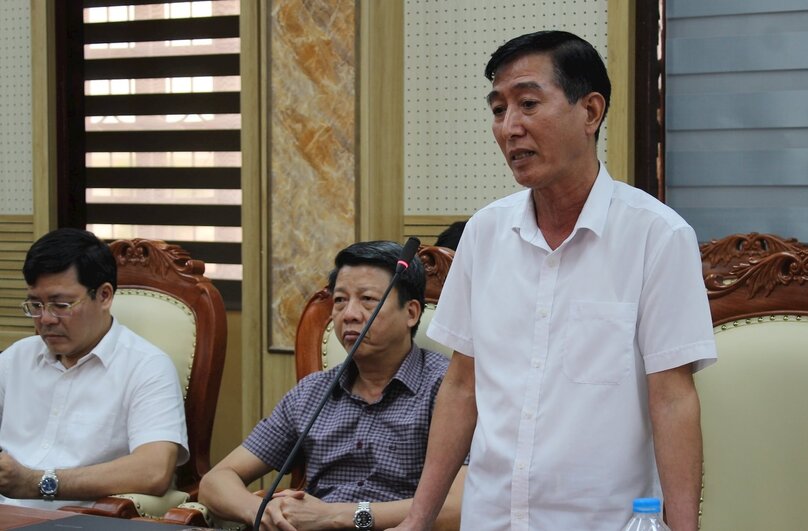 Ong Pham Van Thung - Chu tich UBND xa Gia Loc, trao doi ve cong tac giai phong mat bang du an duong sat. Anh: Minh Tuyet