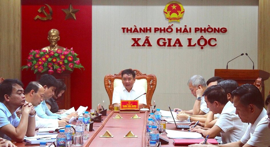 Vice Chairman of the City People's Committee Tran Van Quan worked with the communes on the progress of site clearance for the Lao Cai - Hanoi - Hai Phong railway project. Photo: Minh Tuyet