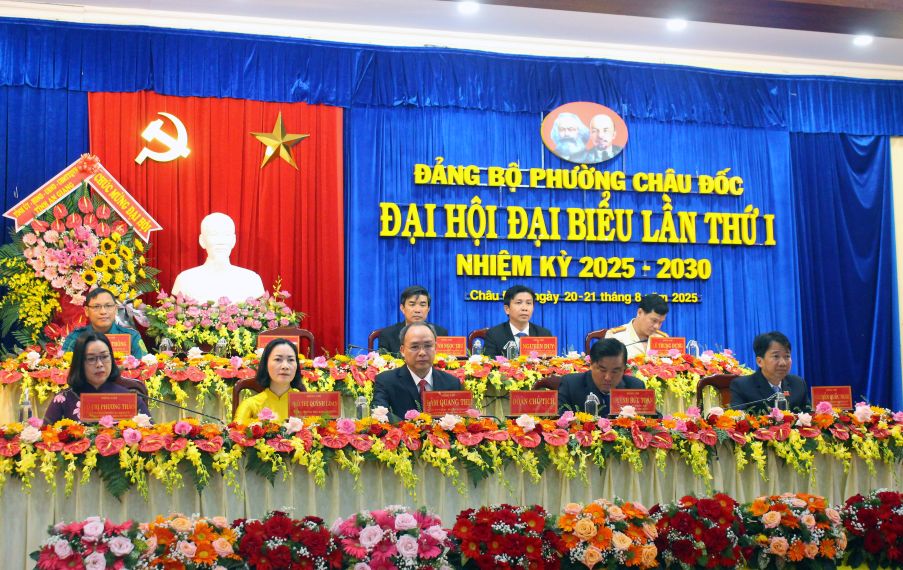 Doan Chu tich Dai hoi. Anh: Lam Dien