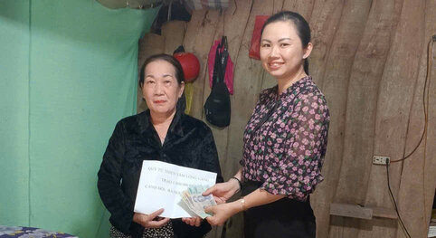 Ba cu gan 70 tuoi nhan tien ho tro tu ban doc Bao Lao Dong qua Quy Xa hoi Tu thien Tam long Vang. Anh: Hoang Loc