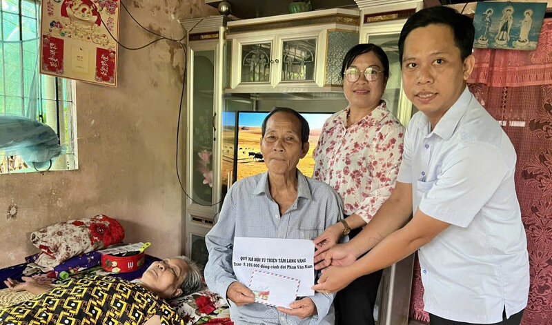 Mr. Pham Van Nam received support money from readers of Lao Dong Newspaper through the Golden Heart Social Charity Fund. Photo: Hoang Loc
