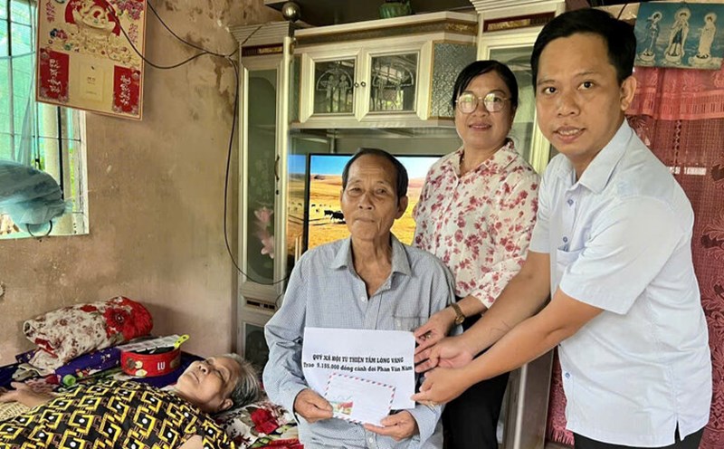 Mr. Pham Van Nam received support money from readers of Lao Dong Newspaper through the Golden Heart Social Charity Fund. Photo: Hoang Loc