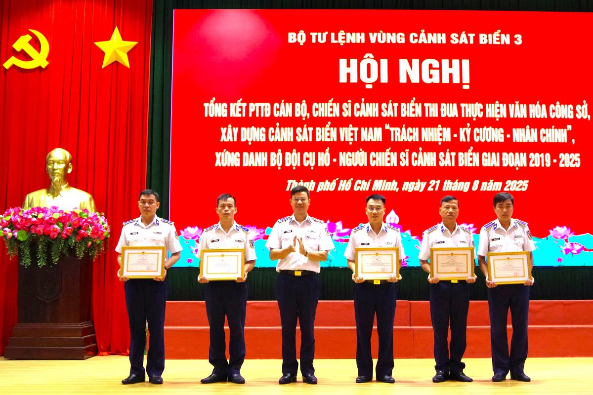 Dai ta Cao Xuan Quan  - Pho Chinh uy Bo tu lenh Vung Canh sat bien 3 - trao khen thuong cho 5 ca nhan dat thanh tich trong phong trao thi dua. Anh: Manh Thang