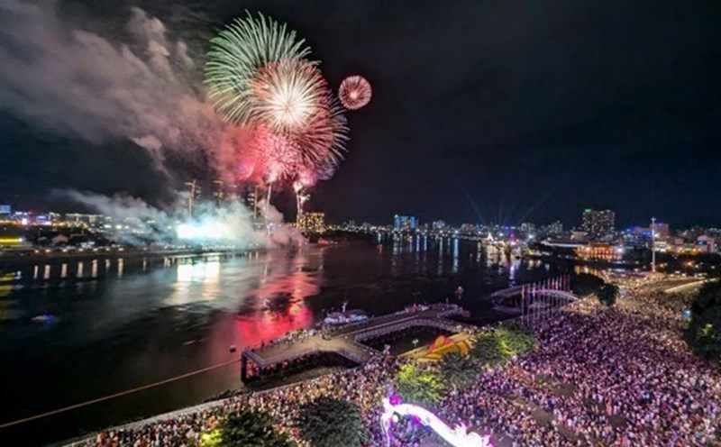 Fireworks shine at the beginning of the Saigon River tunnel (HCMC) every holiday and Tet. Photo: Anh Tu