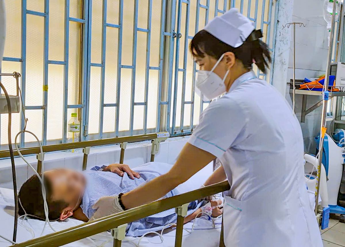 Cac y, bac si dieu tri cho benh nhan ngo doc sau khi an ca noc gao. Anh: Trang Hieu