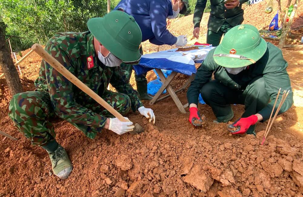  Doan Kinh te - Quoc phong 337 tiep tuc mo rong pham vi tim kiem hai cot liet si. Anh: Duy Dong