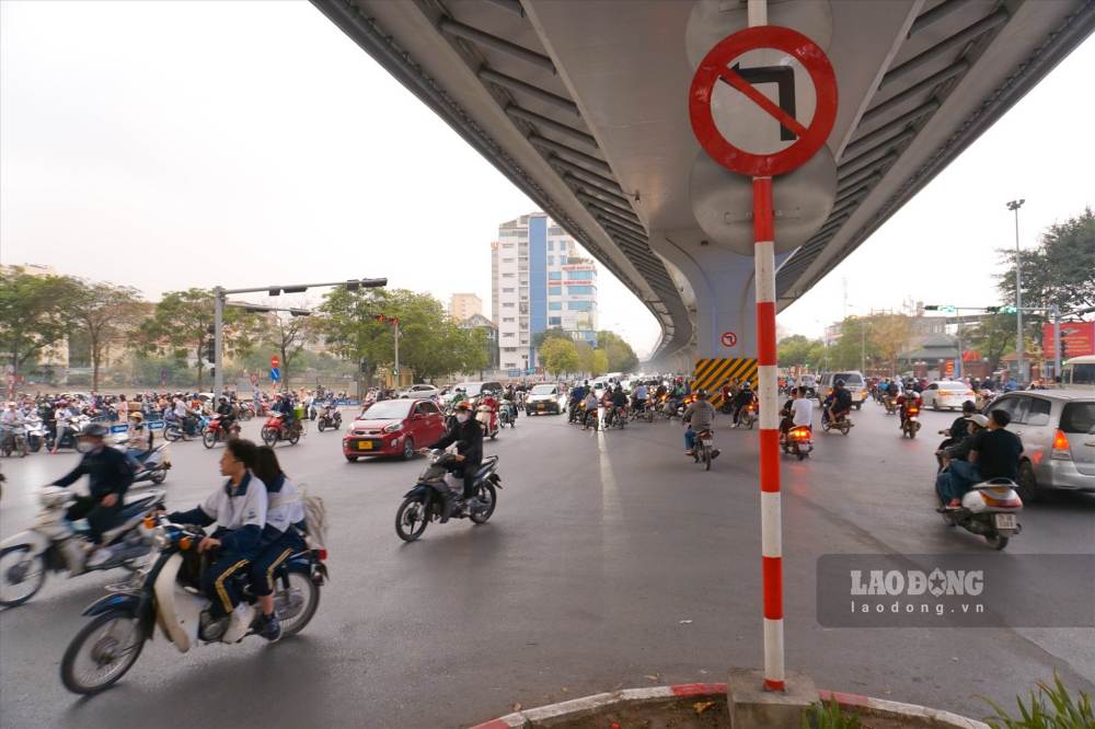 Trong cac ngay tu 21.8 den 2.9, Luc luong CSGT thuc hien viec phan luong, han che phuong tien di huong ve TP Ha Noi tu ngay 21.8 den 2.9. Anh: Viet Dung