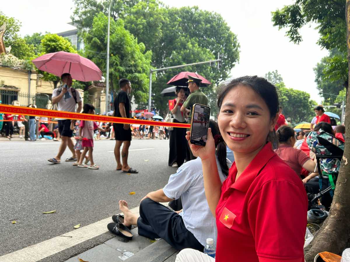 Chị Mai hồ hởi livestream trên các nền tảng mạng xã hội trong lúc chờ đợi. Ảnh: Hương Nha 