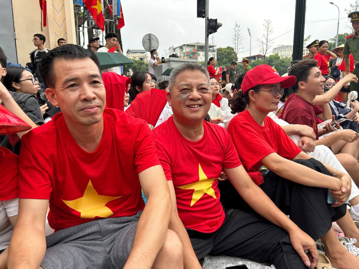 Ông Sáng (ở giữa) đã di chuyển gần 20km để có mặt chờ đón xem tổng hợp luyện diễu binh, diễu hành A80. Ảnh: Hương Nha 