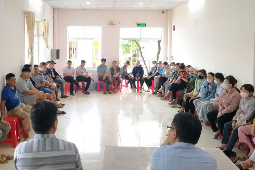 Gia Lai 지방 노동 연맹 대표는 노동자들이 소송을 제기하도록 안내하는 법률 지원을 제공합니다. 사진: Hoai Phuong