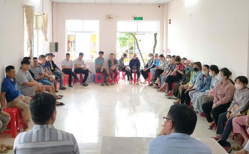 Representatives of the Gia Lai Provincial Federation of Labor provide legal support and guide workers to file lawsuits. Photo: Hoai Phuong