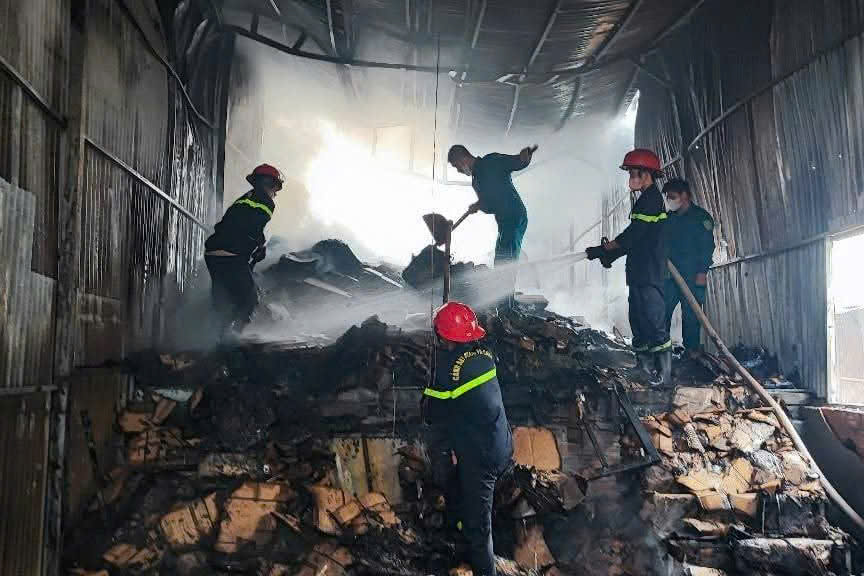 The fire broke out at a used house in An Tinh village, Hiep Thanh commune (Lam Dong). Photo: Lam Hong