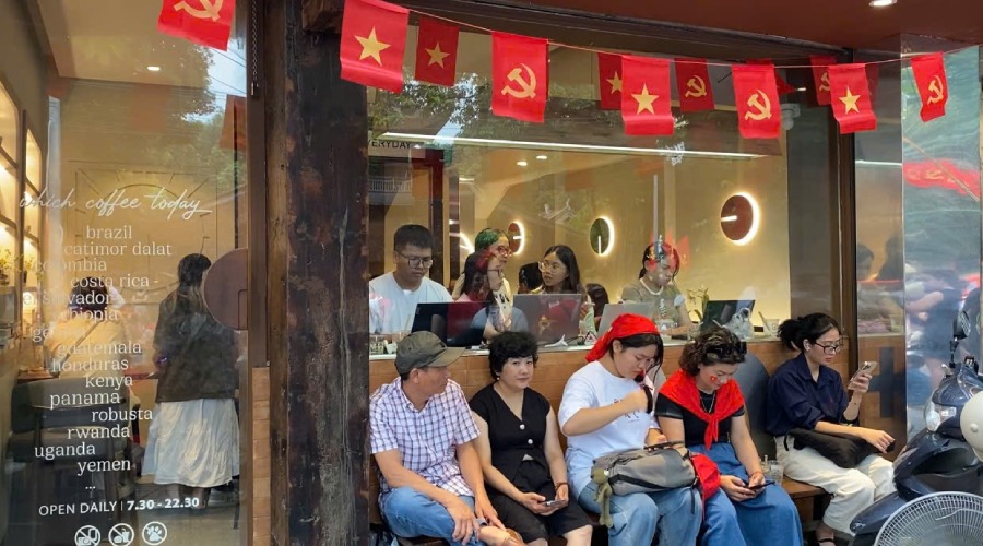 La gente sale temprano para tener una buena ubicacion en las cafeterias para ver el simulacro A80. Foto: Huyen Linh