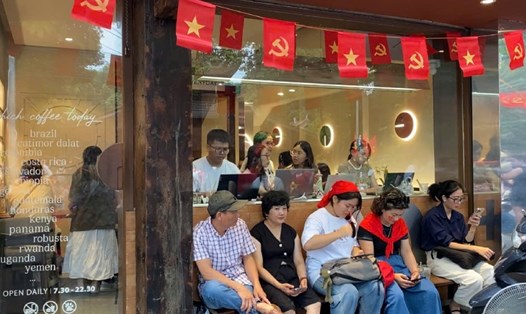 Người dân đi từ sớm để có vị trí đẹp tại các quán cà phê xem tổng hợp luyện A80. Ảnh: Huyền Linh