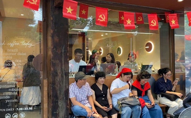 People go early to get a good spot at cafes to watch the A80 synthesis. Photo: Huyen Linh