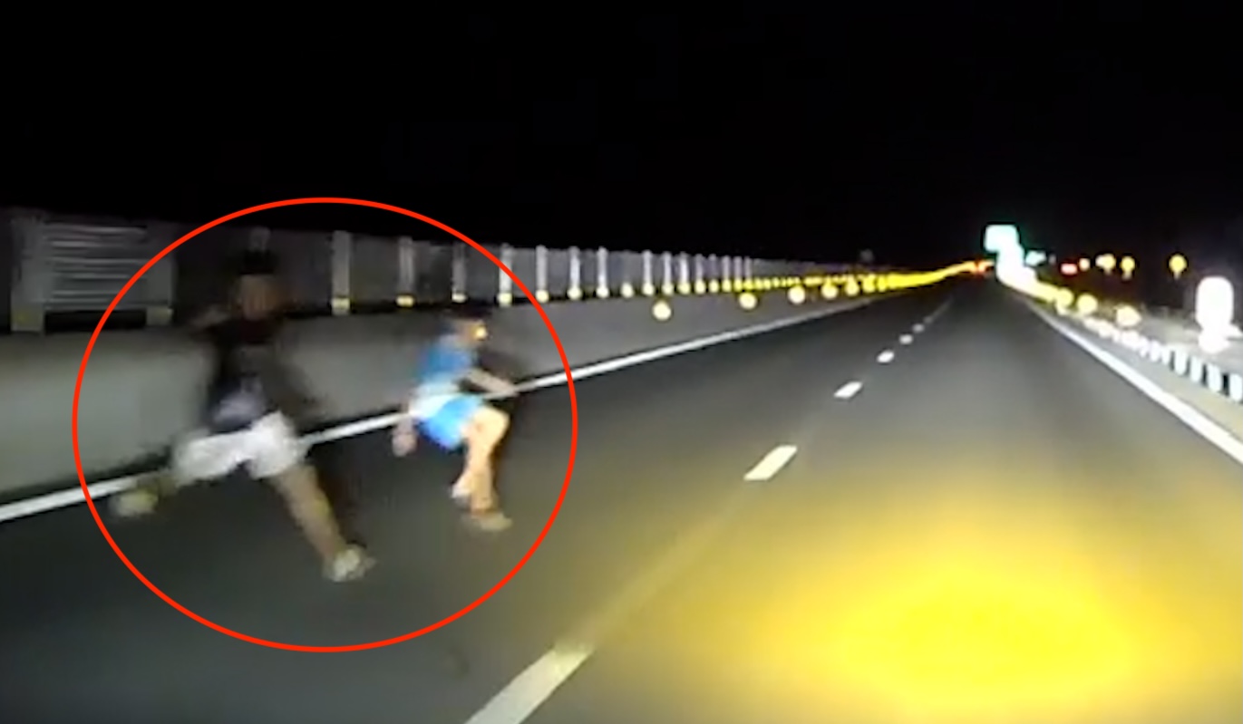Heartbroken, the two people suddenly plunged into the middle of the highway near the front of the car.