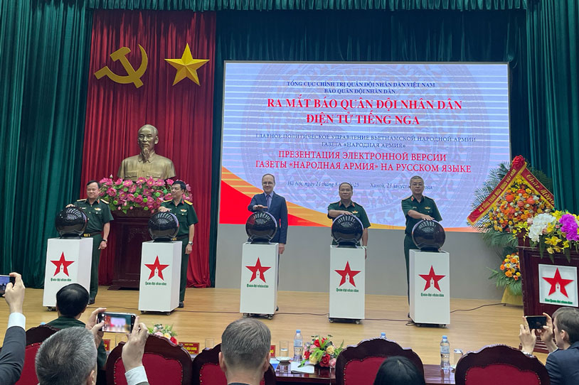 Delegates performed the launching ceremony of the Russian People's Army Electronic Newspaper. Photo. Viet Duc