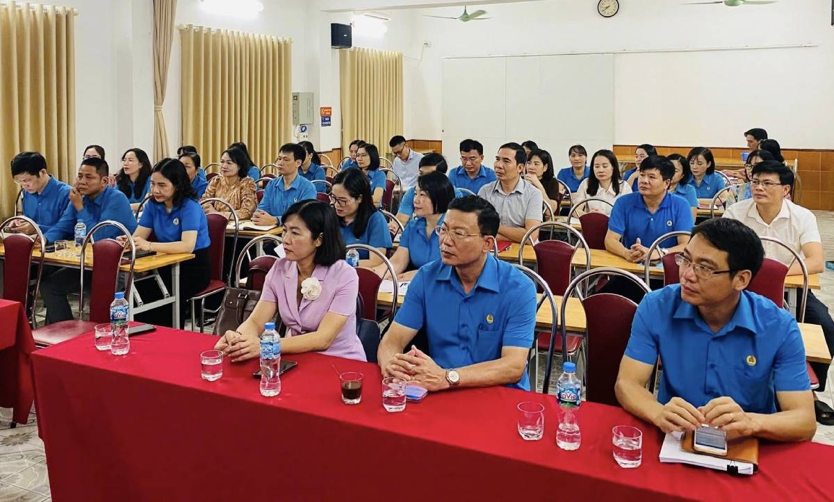 노동조합 업무 연수 회의에 참석한 대표들. 사진: 하이퐁 노동조합
