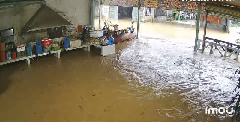 Nuoc tran vao nha dan cuon troi tai san tai xa Tan Thanh. Anh: Do Hong