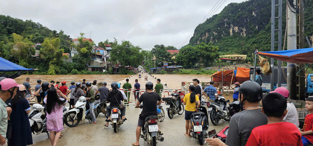Nuoc song Ky Cung dang cao, chay siet khien tuyen duong tu trung tam huyen Van Lang cu di vao cac xa Hoi Hoan, Van Lang moi bi dut gay. Anh: Khanh Linh
