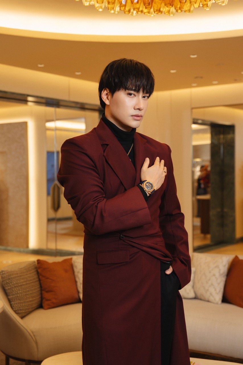 Ly Qui Khanh, nha thiet ke gan lien voi nhung bo trang phuc haute couture, chon vong co Monete vang hong va dong ho Octo Roma High Jewellery. Su xuat hien cua anh nhan manh tinh than sang tao va ca tinh doc ban trong gioi thoi trang.  