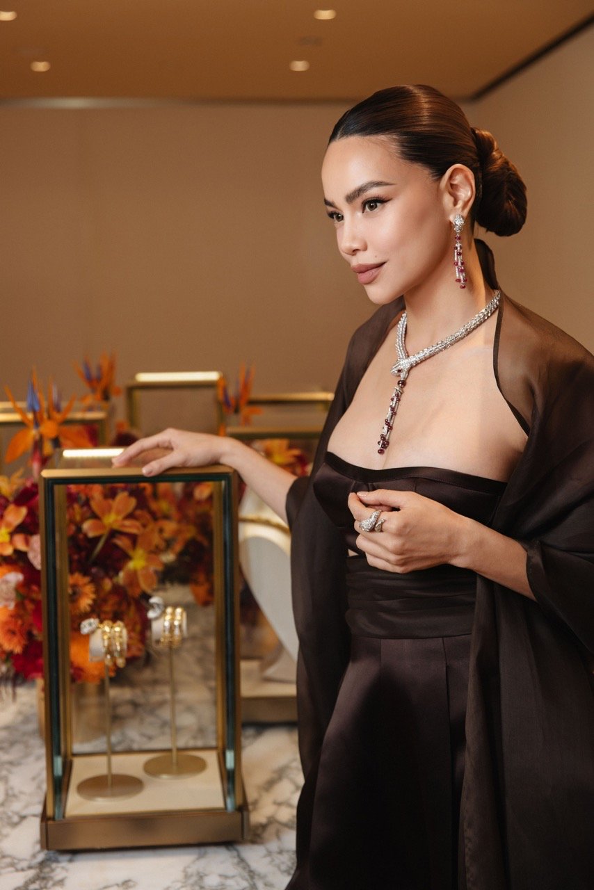 Voi phong cach sang trong, Ha Ho toa sang trong vong co va bong tai Serpenti High Jewellery nam ruby, ket hop nhan Gioielleria Serpenti, khang dinh dang cap bieu tuong thoi trang cua co trong lang giai tri Viet. 