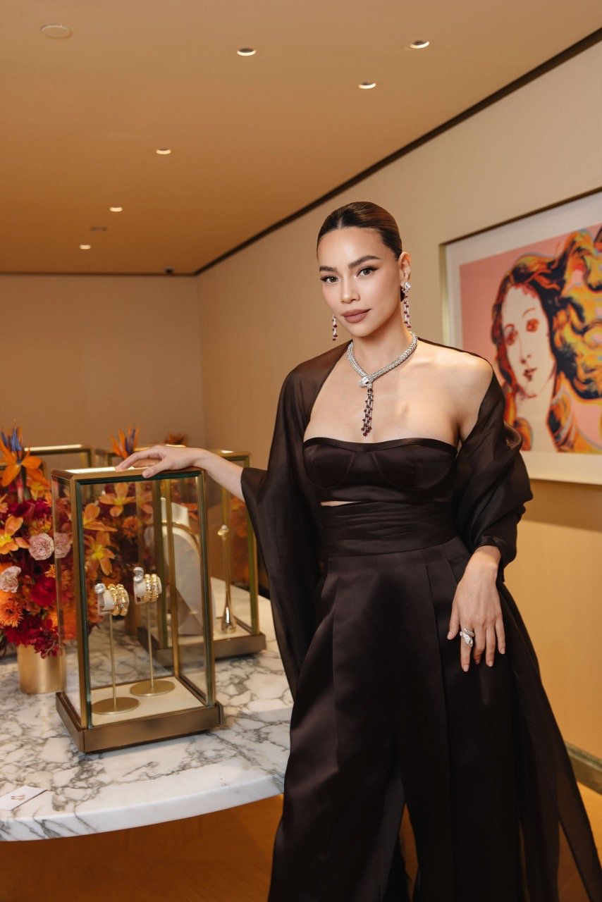 Sanh buoc cung vo, Kim Ly – dien vien dien trai goc Thuy Dien – ghi dau lich lam voi vong co Serpenti Viper High Jewellery, the hien phong thai chuan quy ong hien dai.  